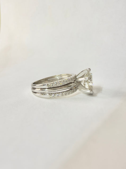 Round Brilliant cut Diamond Wedding Set