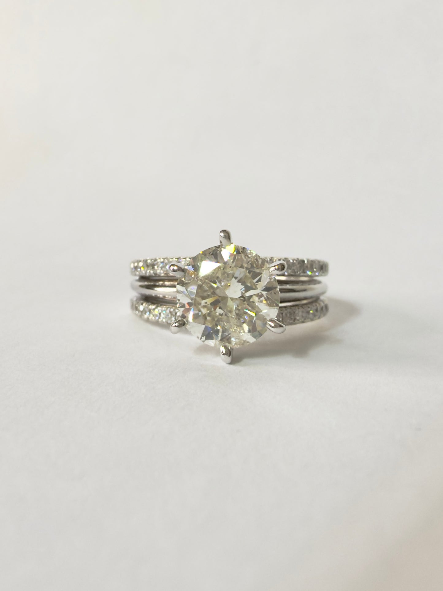 Round Brilliant cut Diamond Wedding Set