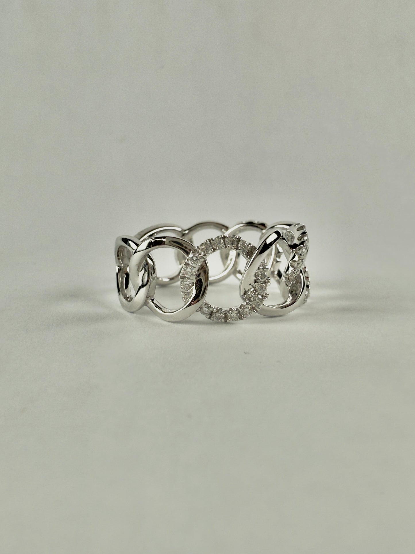 Round Brilliant Cut Diamond Link Ring